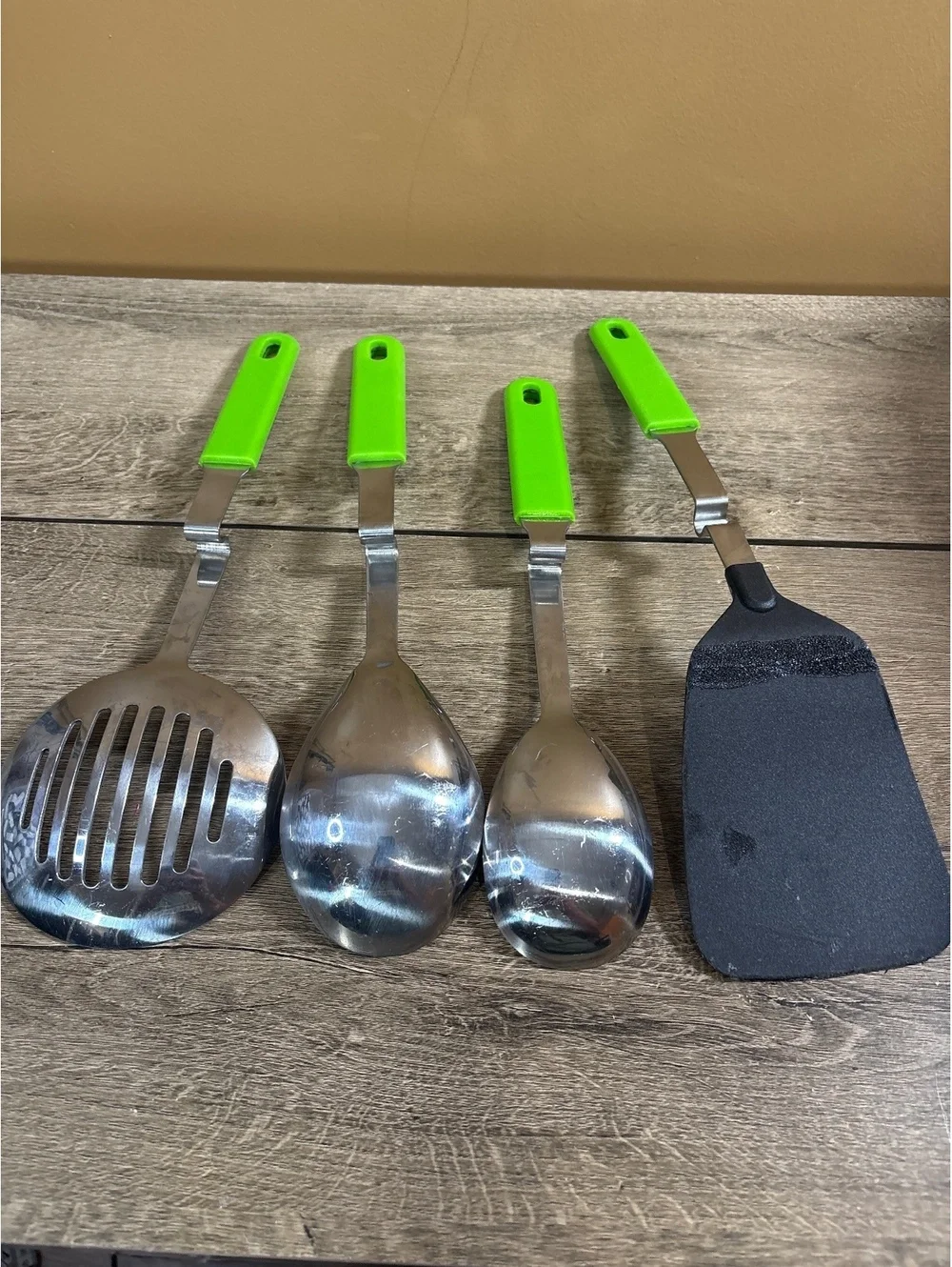 Used see spatula 4-Piece Kitchen Utensil Set with Green Handles